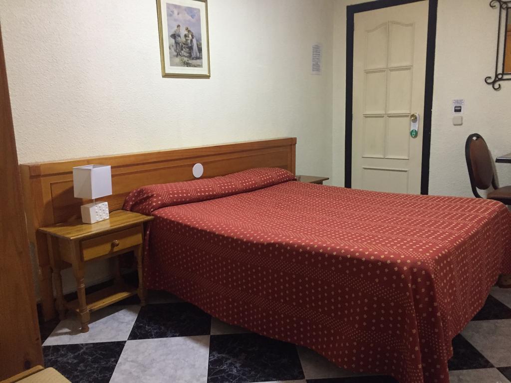 Hostal Jacinto 阿尔卡拉德荷那利斯 外观 照片